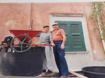 Ma la quotidianit� di Villa Carbonara non si svolgeva solamente all�esterno. �L�interno era strutturato su due piani, con una terrazza e una cantina dove mio nonno conservava il vino che proveniva dalle nostre viti...